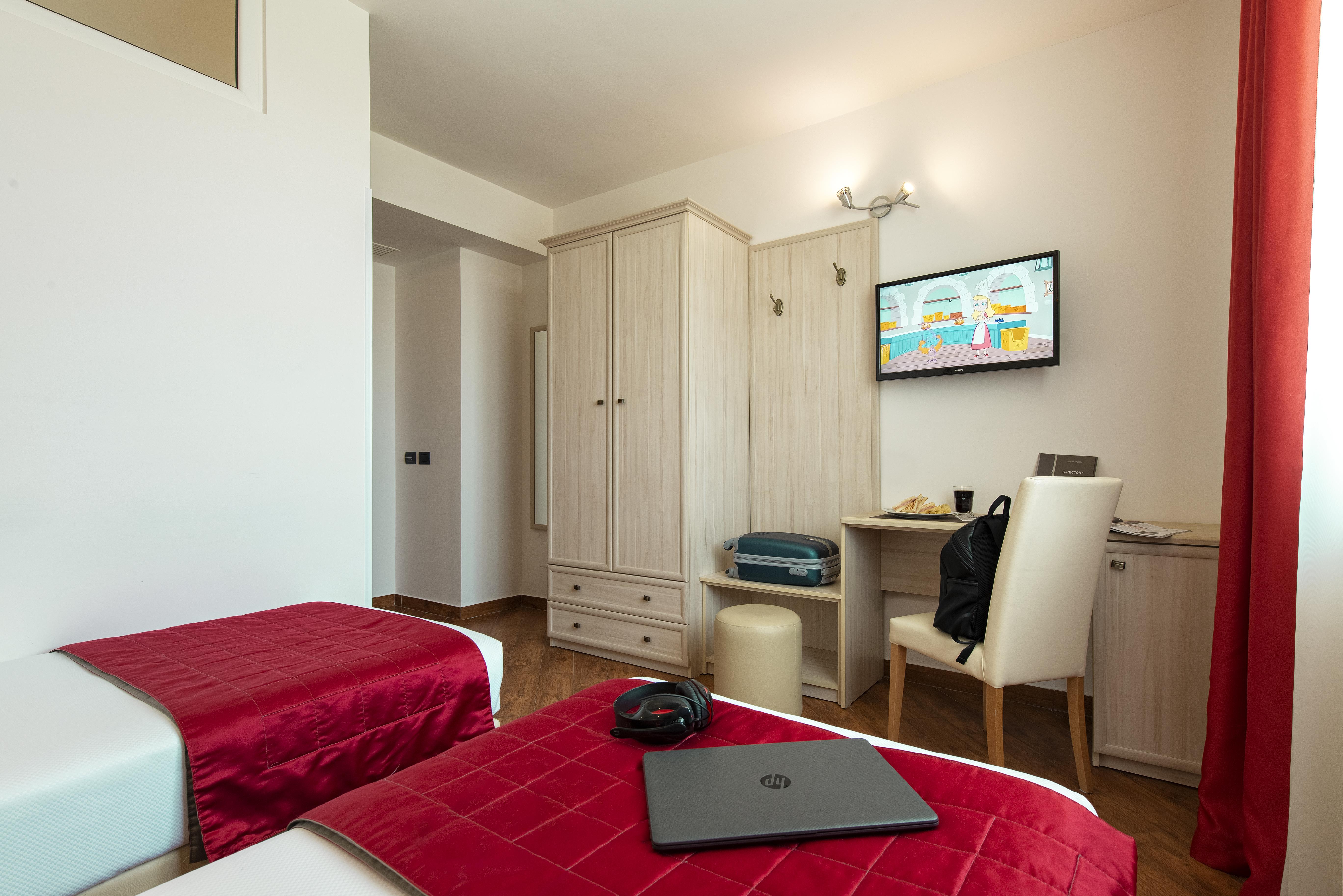 Simon Hotel Помеция Екстериор снимка