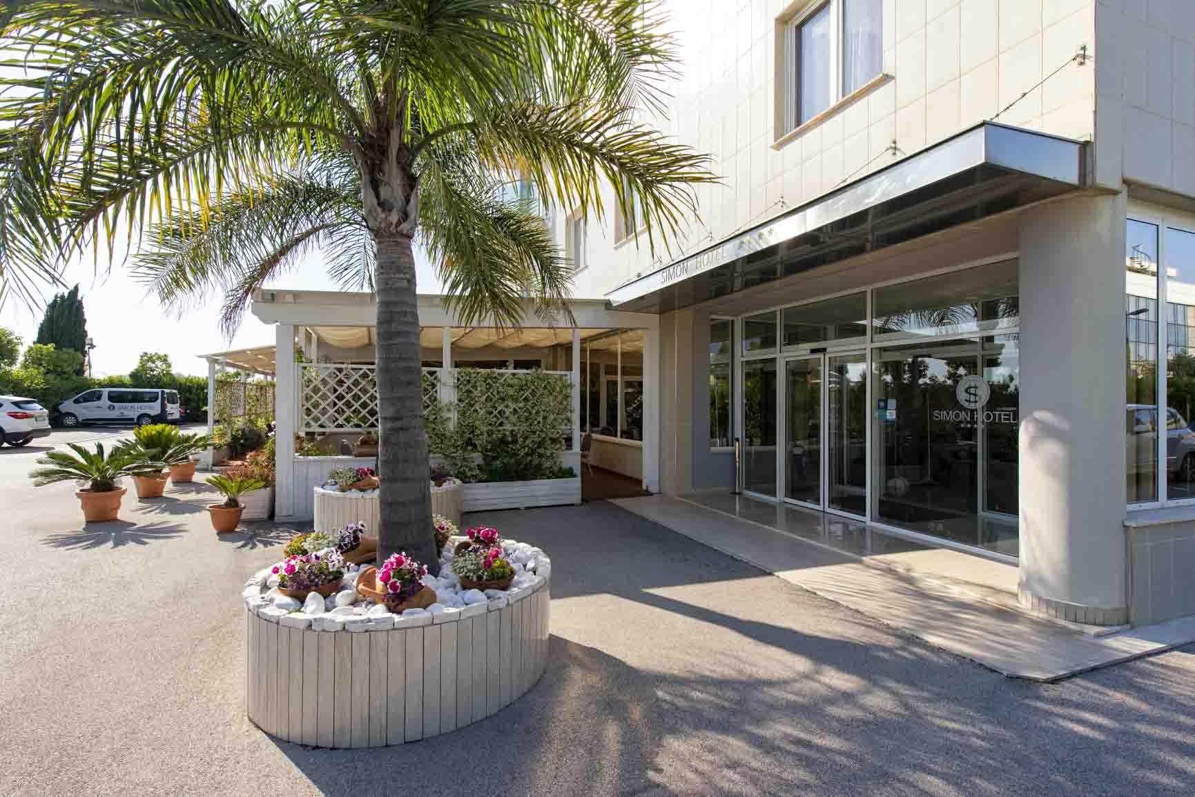 Simon Hotel Помеция Екстериор снимка