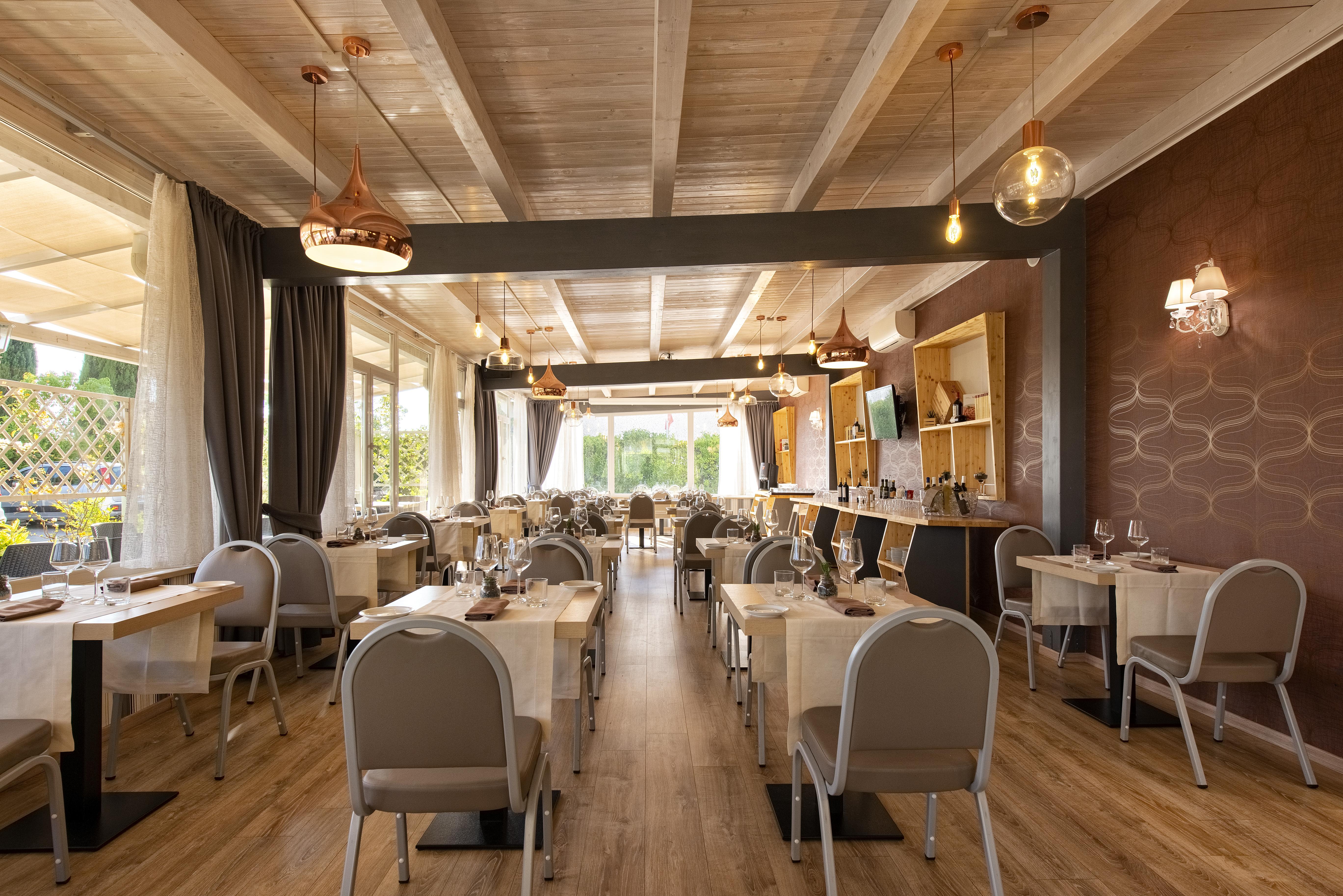 Simon Hotel Помеция Екстериор снимка