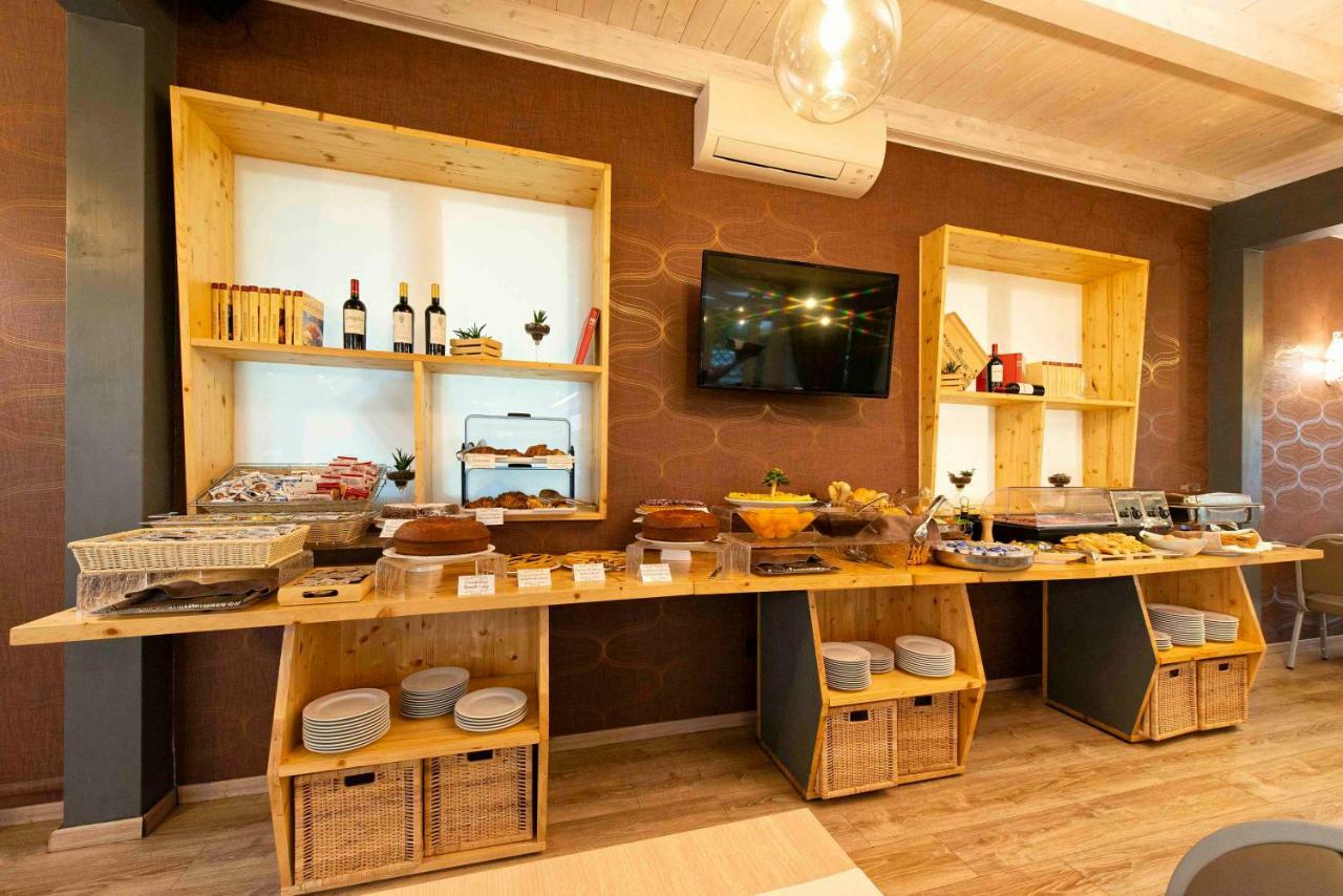 Simon Hotel Помеция Екстериор снимка